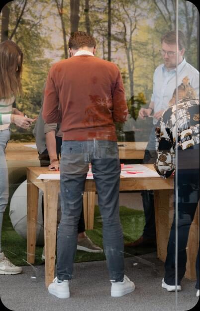 Werksessie met het team rond een tafel